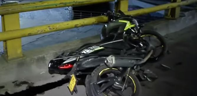 Pareja de motociclistas falleció tras caer del puente de la Carrera Décima