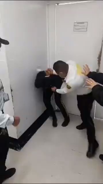 EN VIDEO: Paciente se fue a puño limpio con dos celadores en el Hospital Simón Bolívar