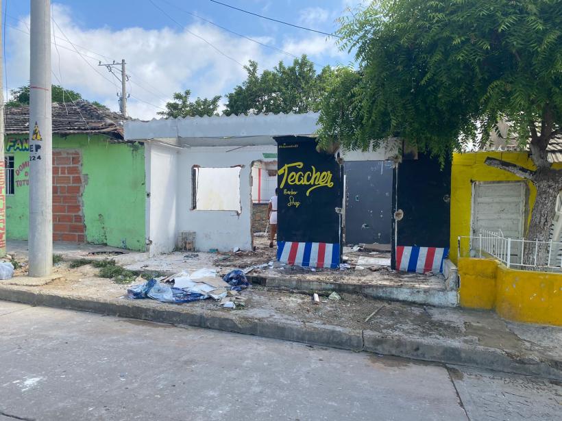 Venganza: Destruyen la casa de la mujer que habría asesinado a su vecina por burlarse de ella La residencia de Yulieth Solano, de 21 años, presuntamente involucrada en el fatal apuñalamiento de su vecina Kelly Cantillo, de 28 años, en el barrio Carrizal, en Barranquilla, quedó completamente devastada después de un acto de linchamiento por parte de la comunidad.
