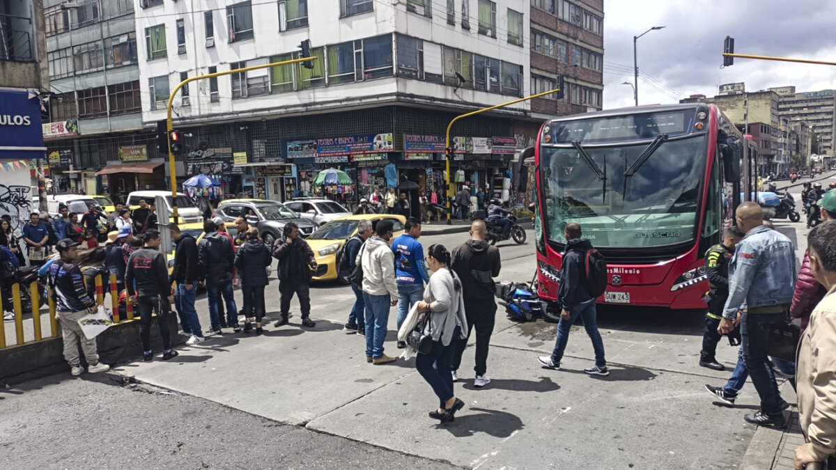 ¡Atención! A esta hora se presenta fuerte accidente entre motociclista y un bus de TransMilenio Hace pocos minutos se presentó un aparatoso accidente entre un motociclista y un bus de TransMilenio en la Av. Caracas.
