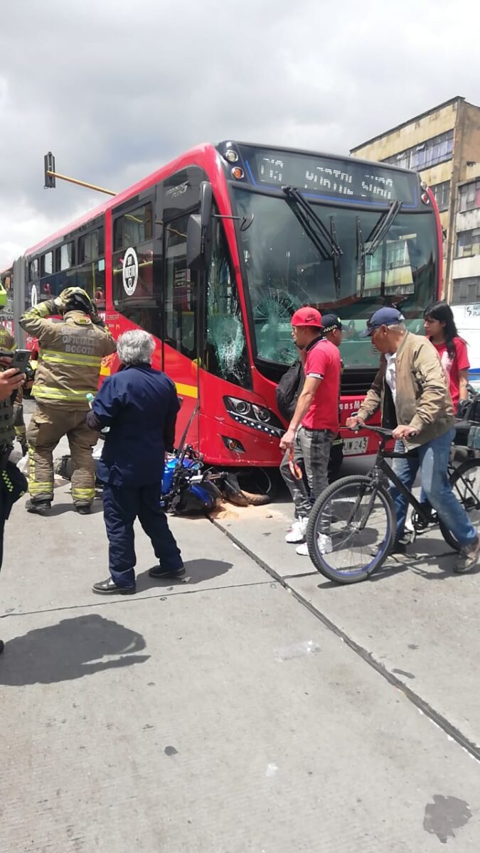 ¡Atención! A esta hora se presenta fuerte accidente entre motociclista y un bus de TransMilenio Hace pocos minutos se presentó un aparatoso accidente entre un motociclista y un bus de TransMilenio en la Av. Caracas.