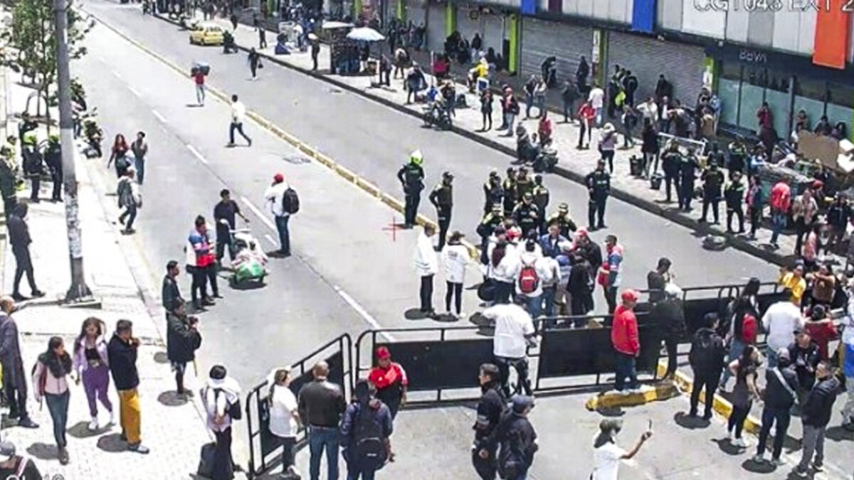 ¡Atención! Se presentan manifestaciones en San Victorino Por medio de la cuenta de X, TransMilenio informó que a causa de manifestaciones en San Victorino, no hay paso en la vía.