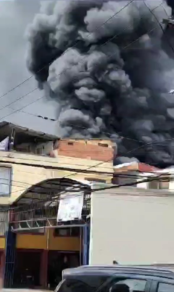 A esta hora se presenta fuerte incendio en Barrios Unidos Este 30 de octubre, las autoridades reportaron un fuerte incendio en una fábrica de la localidad de Barrios Unidos.