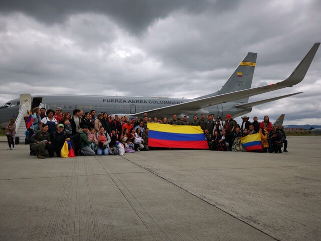 Ya aterrizó el segundo avión con 110 colombianos que se encontraban en Israel Un nuevo vuelo humanitario de la Fuerza Aeroespacial Colombiana (FAC) con 110 colombianos a bordo procedentes de Israel, aterrizó este sábado en la base aérea de Catam, contigua al Aeropuerto El Dorado de Bogotá.