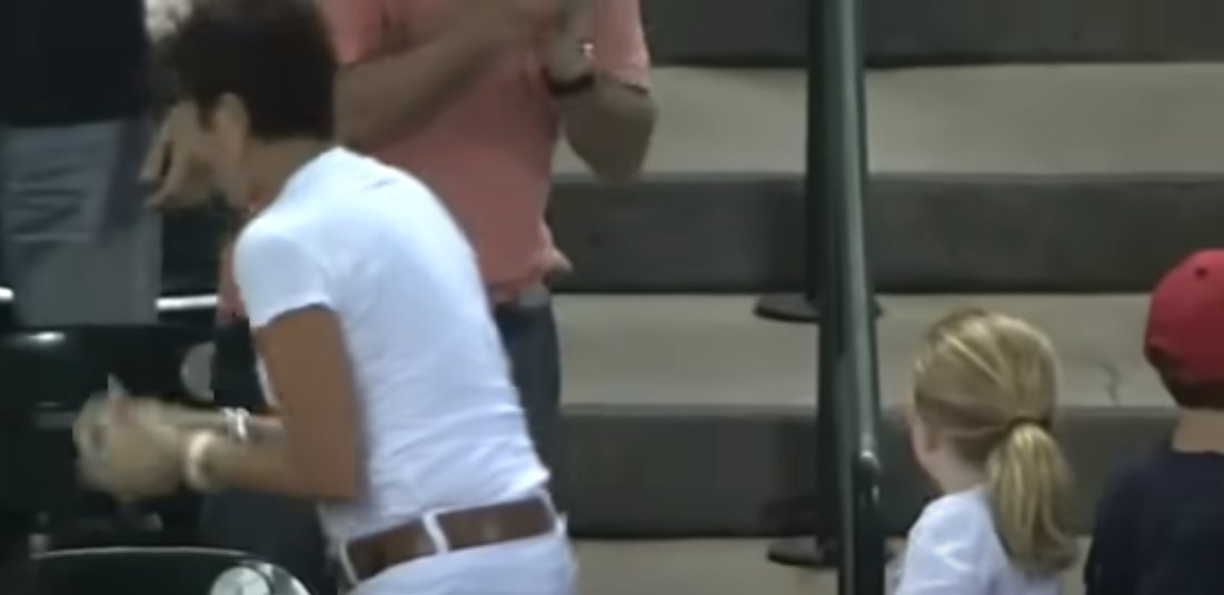 ¡Se busca! Mujer que le robó pelota a una niña es perseguida por los fans En un juego de béisbol en el Minute Maid Park de Houston, una misteriosa mujer ha causado conmoción al robar una pelota lanzada a una niña.