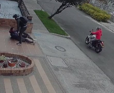 EN VIDEO: Violento hurto en Galerías Tres sujetos, que se transportaban en moto, quedaron grabados en cámaras de seguridad en el momento en que robaron a un joven que caminaba por las calles del barrio Galerías, en Teusaquillo.