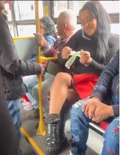 Mujer se depiló las piernas en el TransMilenio En un video quedó registrado el momento en el que una mujer se depila las piernas al interior de un bus de TransMilenio. Los pasajeros quedaron asombrados.