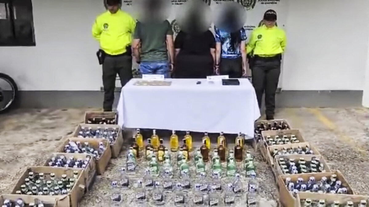 Capturan a 3 personas que escondían estupefacientes en casa de Fusagasugá La Policía Nacional capturó 3 personas en un predio de Fusagasugá, a las que se les incautó 308 botellas de licor adulterado y 100 g de cocaína.