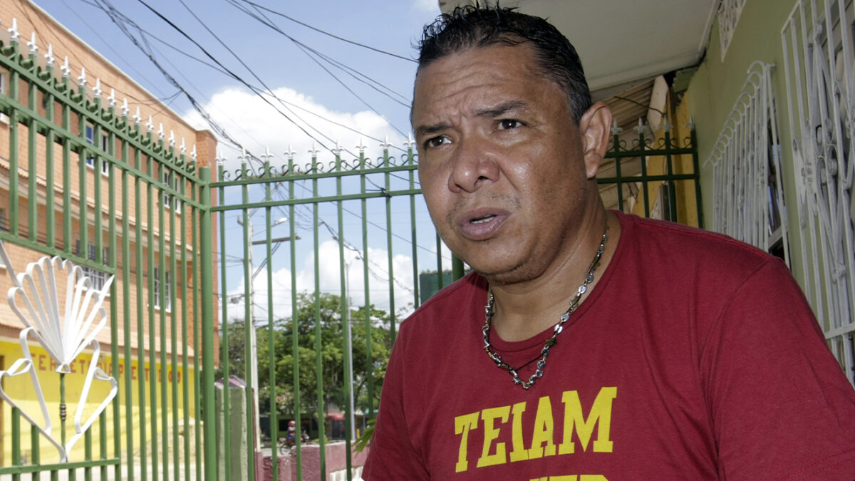 Capturan a Iván René Valenciano en Estados Unidos El exfutbolista de la Selección Colombia y el Junior de Barranquilla, Iván René Valenciano, fue capturado en la Florida (EE. UU.) desde el pasado lunes 30 de octubre.