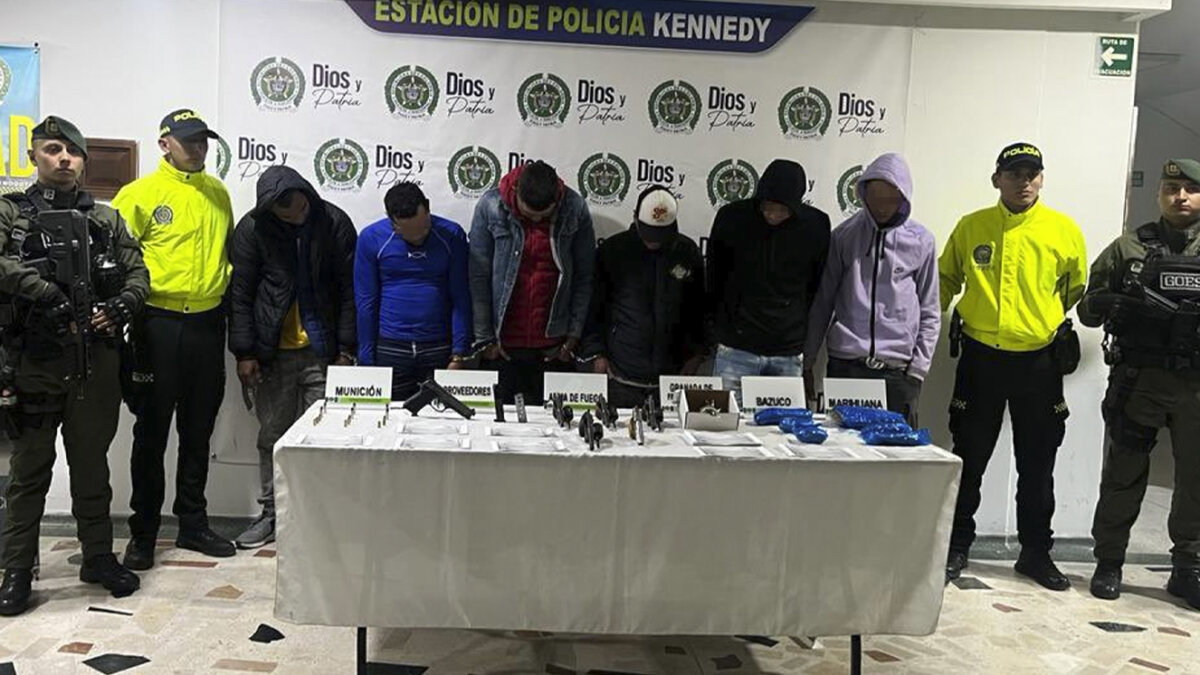 Cayeron seis bandidos que harían parte del 'Tren de Aragua' Capturan a seis sujetos que harían parte del 'Tren de Aragua'. Los delincuentes extorsionaban a comerciantes de diferentes sectores de Bogotá.