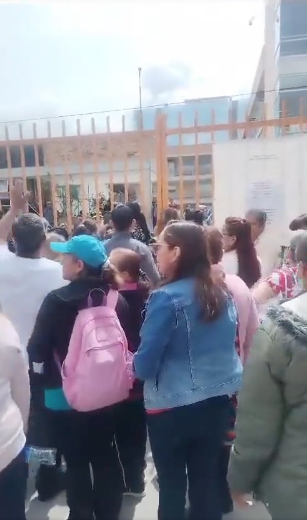 Denuncian demoras en las votaciones en Chía Los habitantes del municipio de Chía denunciaron que se están presentando demoras y aglomeraciones en uno de los puestos de votación.