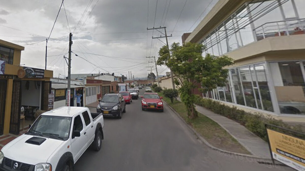 Atraco en Facatativá deja dos heridos Dos personas resultaron lesionadas en medio de lo que sería un hurto en una vía principal del barrio Álamos, en el municipio de Facatativá, Cundinamarca.
