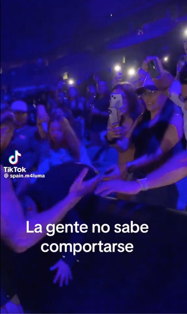 EN VIDEO: El manotazo de Maluma a un fan en pleno concierto Captan en video el momento en el que fanático le extiende la mano a Maluma y él responde con un fuerte manotazo.