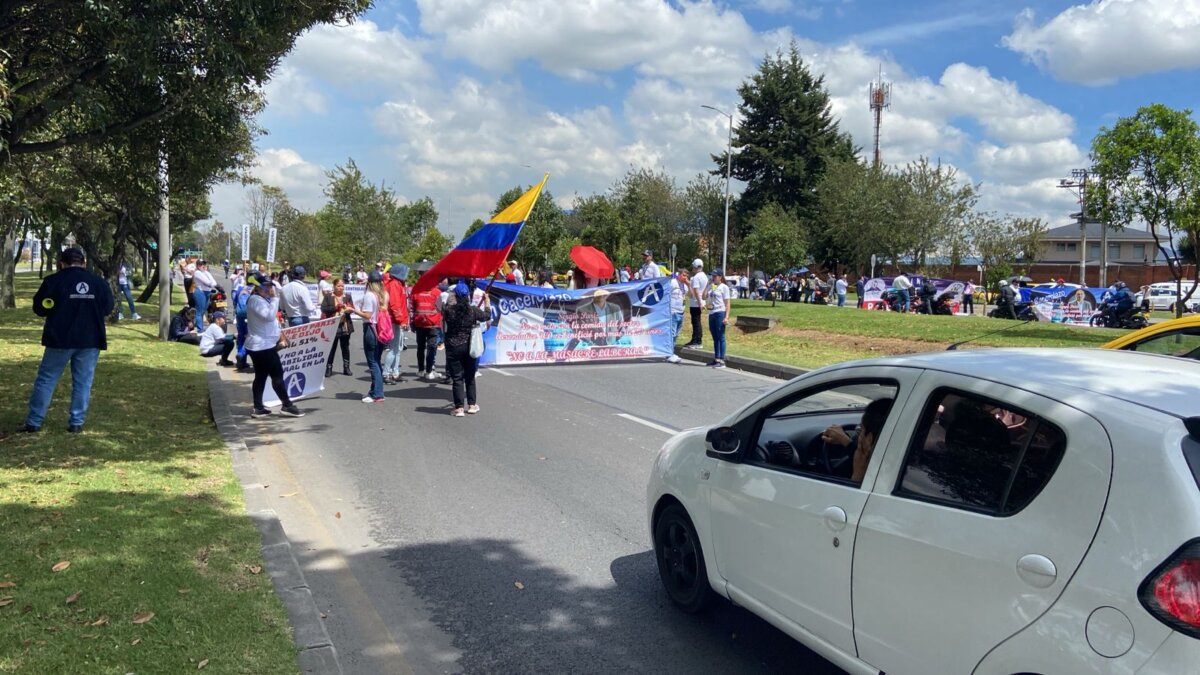 ¡Atención! A esta hora manifestantes se encuentran bloqueando la Av. El Dorado Trabajadores de la Aeronáutica Civil se encuentran manifestando en la Av. El Dorado.