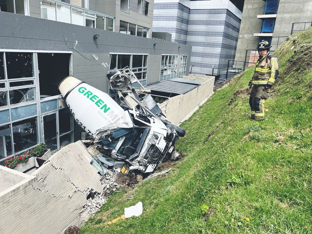 Camión mezclador se volcó contra un edificio en Usaquén Un camión mezclador se volcó y resultó impactando un edificio ubicado en Usaquén.