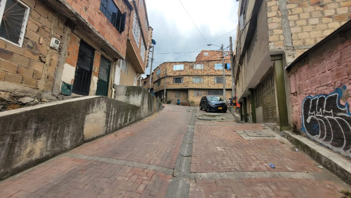 ¡Indignante! Asesinan a un joven por robarle la moto en Rafael Uribe No hay palabras para describir la tristeza y la impotencia que sienten los residentes del barrio La Paz, en la localidad de Rafael Uribe, tras el vil asesinato de uno de los vecinos en medio de un hurto.