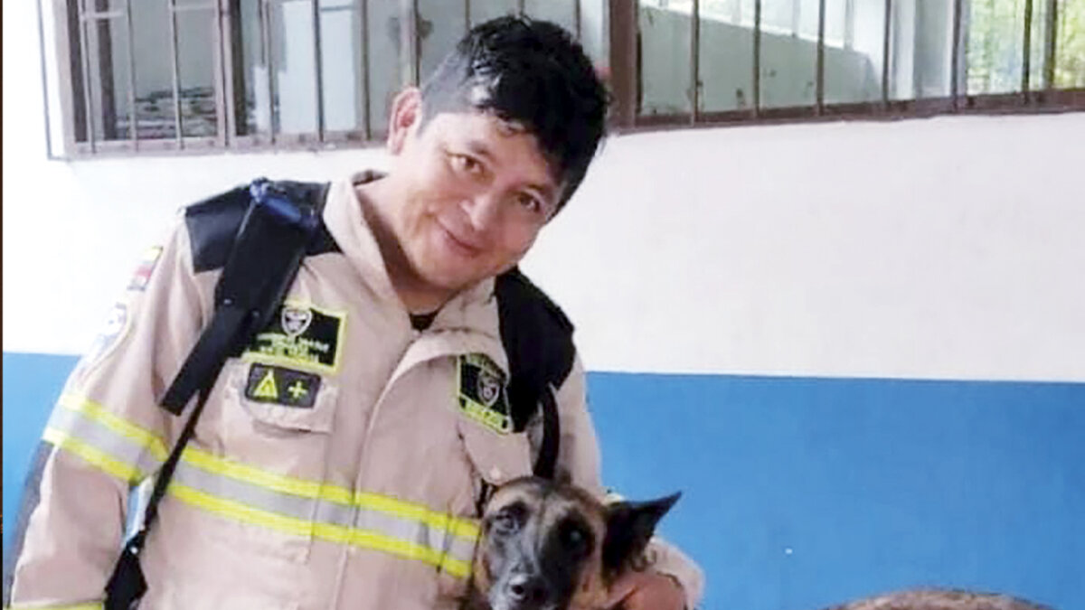 Él era Rafael Vanegas, el bombero que falleció en fuerte accidente de tránsito Héctor Rafael Vanegas, el bombero voluntario de Ubaque (Cundinamarca), perdió la batalla de la vida. Tristemente, después de haber estado luchando en una UCI en Villavicencio con graves lesiones tras un accidente de tránsito que sufrió en la mañana de 28 de septiembre, este partió de este mundo en la madrugada de ayer.