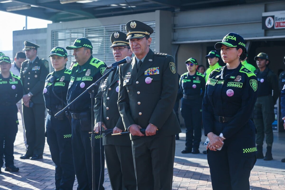 Más de dos mil uniformados se toman Bogotá #AsíPasó El director de la Policía, el general William Salamanca, anunció el despliegue en Bogotá de 2.500 uniformados de la Dijín, el Gaula, Carabineros y otras unidades.