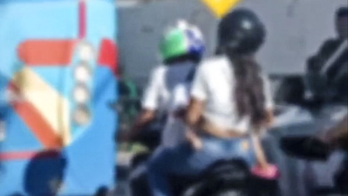 Mujer amantaba a su hijo mientras viajaba en una moto Una mujer fue grabada cuando amamantaba a su bebé, mientras se movilizaba en motocicleta.