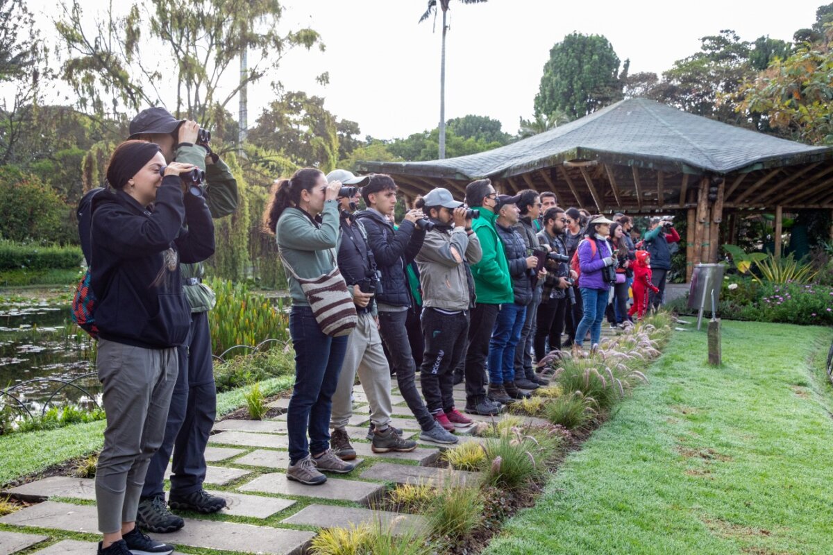 No se pierda el show de avistamiento en el Jardín Botánico Junto a las actividades del eclipse solar que se llevará a cabo el sábado 14 de octubre en el Jardín Botánico, se une el evento de avistamientos de aves, donde se pueden ver alrededor de 56 especies diferentes.