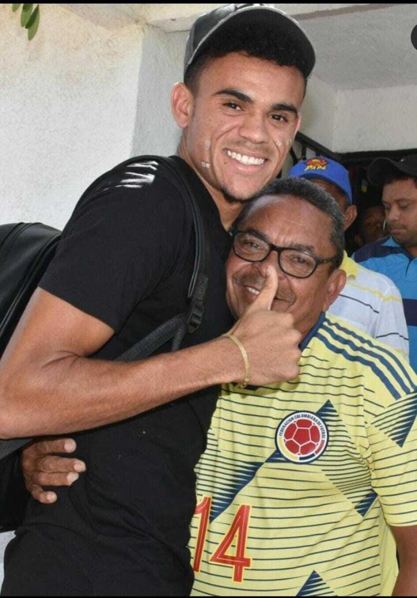 Padre de Luis Díaz podría estar en Venezuela Se tiene información de que Luis Manuel Díaz Jiménez, padre del futbolista colombiano Luis Díaz, secuestrado ayer en La Guajira, podría estar en Venezuela.