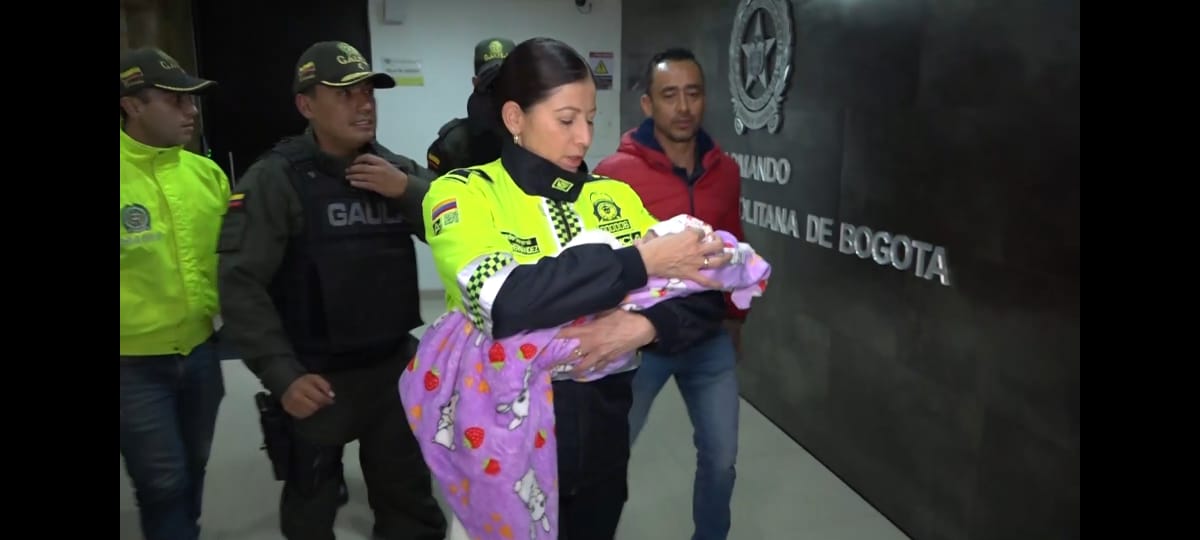 Policía rescata a bebé que fue robada en Fontibón En menos de 72 horas, el Gaula y la Policía Nacional lograron el rescate de una bebé de 27 días de nacida que habría sido robada por una mujer de origen extranjero, el pasado 12 de octubre en la localidad de Fontibón.