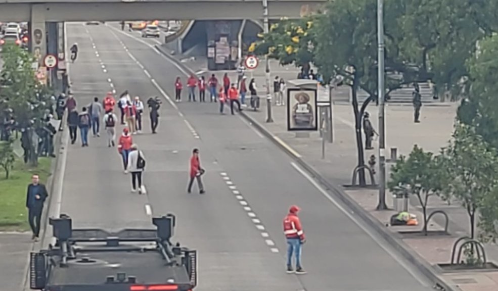 Caos en la movilidad por manifestaciones en la Universidad Nacional Encapuchados y la fuerza pública se enfrentaron esta tarde en la Universidad Nacional.