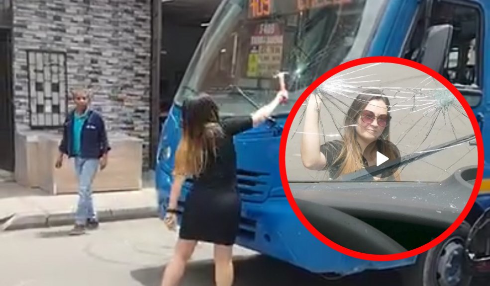 EN VIDEO: Mujer cogió a martillazos un bus del Sitp en Kennedy En video quedó registrado el momento en el que una mujer ataca violentamente con un martillo un bus del Sitp en Kennedy.