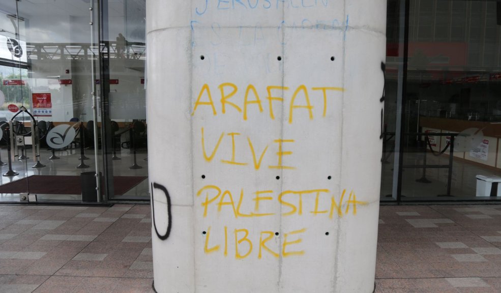 Encapuchados vandalizaron la embajada de Israel en Colombia Encapuchados pintaron grafitis en las instalaciones de la embajada de Isarael en Bogotá.