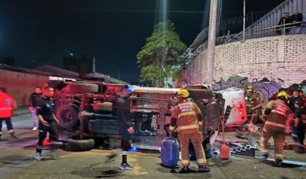 Fuerte accidente entre ambulancias dejó tres heridos Un aparatoso accidente entre dos ambulancias en Puente Aranda, dejó tres personas heridas.