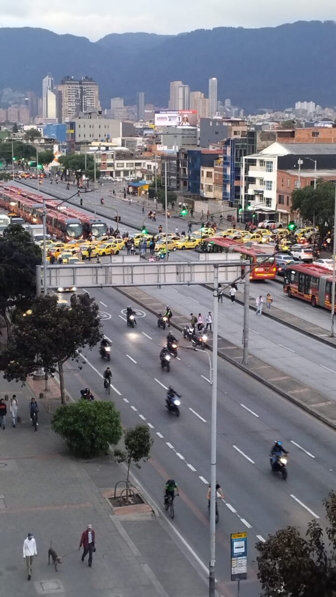 Se complica la movilidad en Bogotá por bloqueos de taxistas: colapsa la NQS Pasadas las 6 de la tarde de este miércoles, la movilidad en la capital se complica por cuenta de los bloqueos que están realizando los taxistas en diferentes puntos.