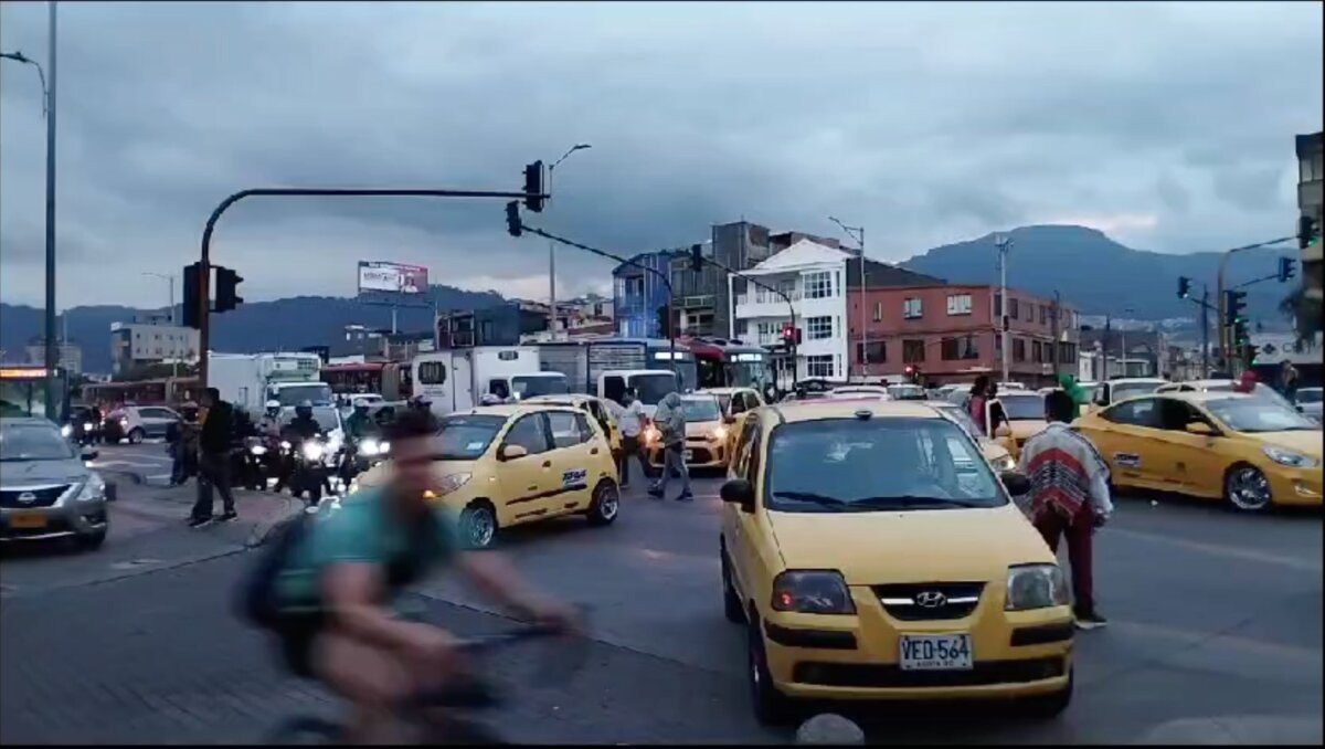Se complica la movilidad en Bogotá por bloqueos de taxistas: colapsa la NQS Pasadas las 6 de la tarde de este miércoles, la movilidad en la capital se complica por cuenta de los bloqueos que están realizando los taxistas en diferentes puntos.