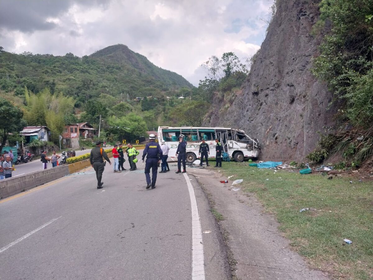 Estas son las tres víctimas fatales de accidente de bus en la vía Bogotá- Villeta El accidente dejó 3 personas muertas y 24 heridos.