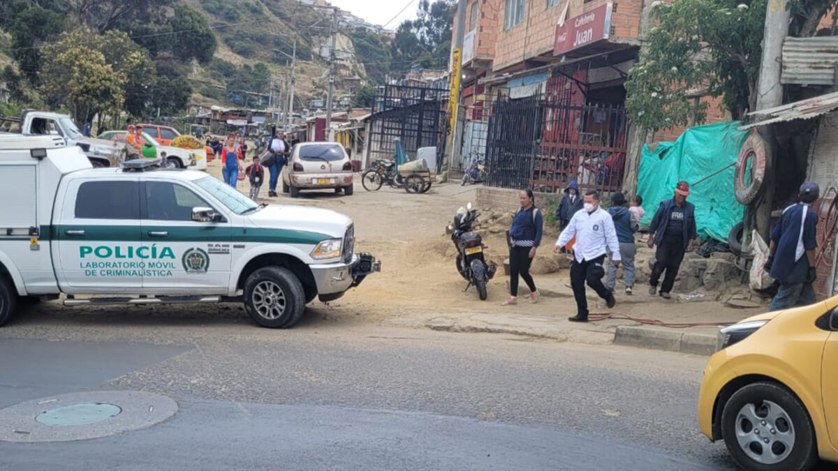 Trágica riña dejó un muerto y tres heridos en Bella Flor El miedo invadió el barrio de Bella Flor, ubicado en la localidad de Ciudad Bolivar, cuando una balecera causó la muerte de una persona y dejó tres heridos más.