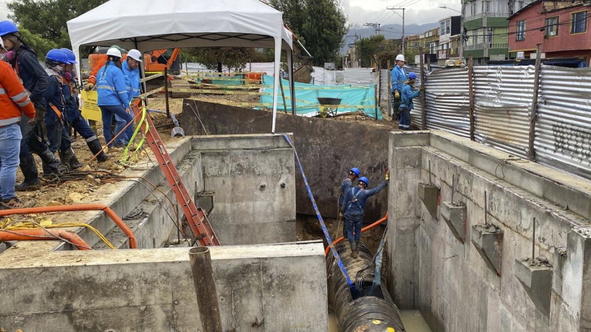 Siete localidades de Bogotá se quedarán sin agua durante 24 horas Debido a obras de reparación y mantenimiento de las redes de distribución de agua en algunos sectores de la ciudad y para garantizar el suministro continuo a toda la ciudadanía, la Empresa de Acueducto y Alcantarillado de Bogotá (EEAB), suspenderá temporalmente el servicio en diferentes puntos.