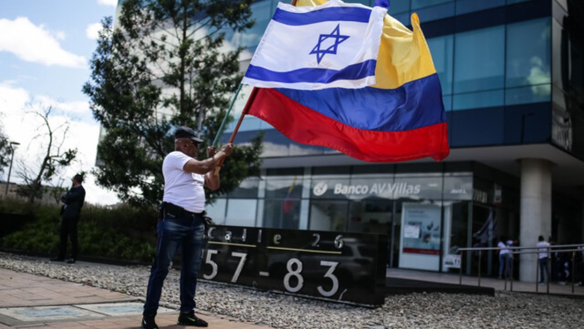 Gobierno alista vuelo para repatriar colombianos desde Israel El Gobierno anunció que adelanta gestiones con Tel Aviv para el "desplazamiento y aterrizaje" de un vuelo, que traiga de vuelta al país a un grupo de colombianos varados en esa nación.