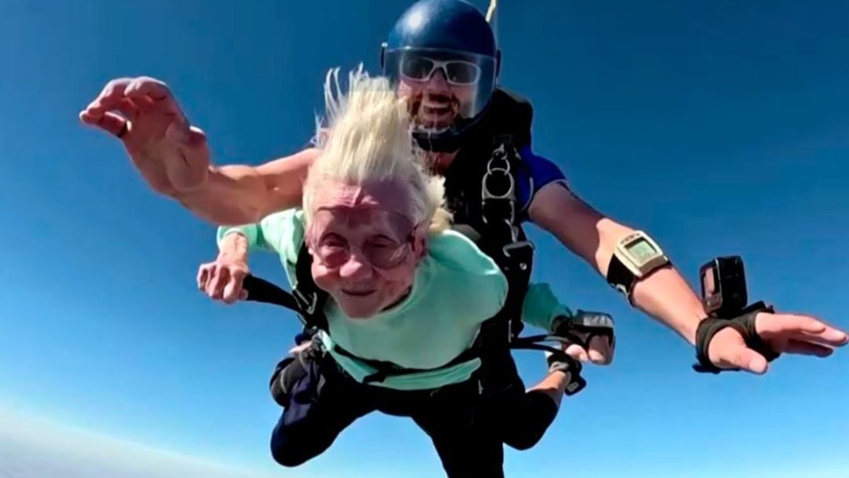 La mujer de 104 años que se lanzó de un paracaídas, falleció antes de reclamar su premio Dorothy Hoffner impuso el récord de ser la persona más longeva en tirarse de un paracaídas. El pasado lunes falleció, según medios estadounidenses. No alcanzó a reclamar su premio.