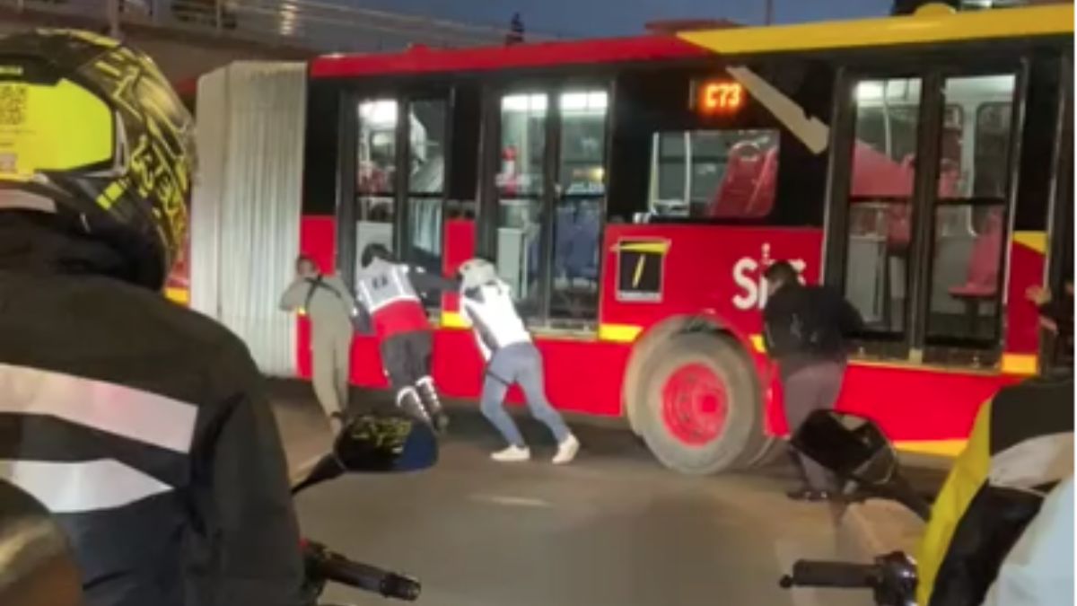 ¡De no creer! Pasajeros empujaron un bus varado de TransMilenio Usuarios de TransMilenio empujaron un bus varado. Vea el video aquí.