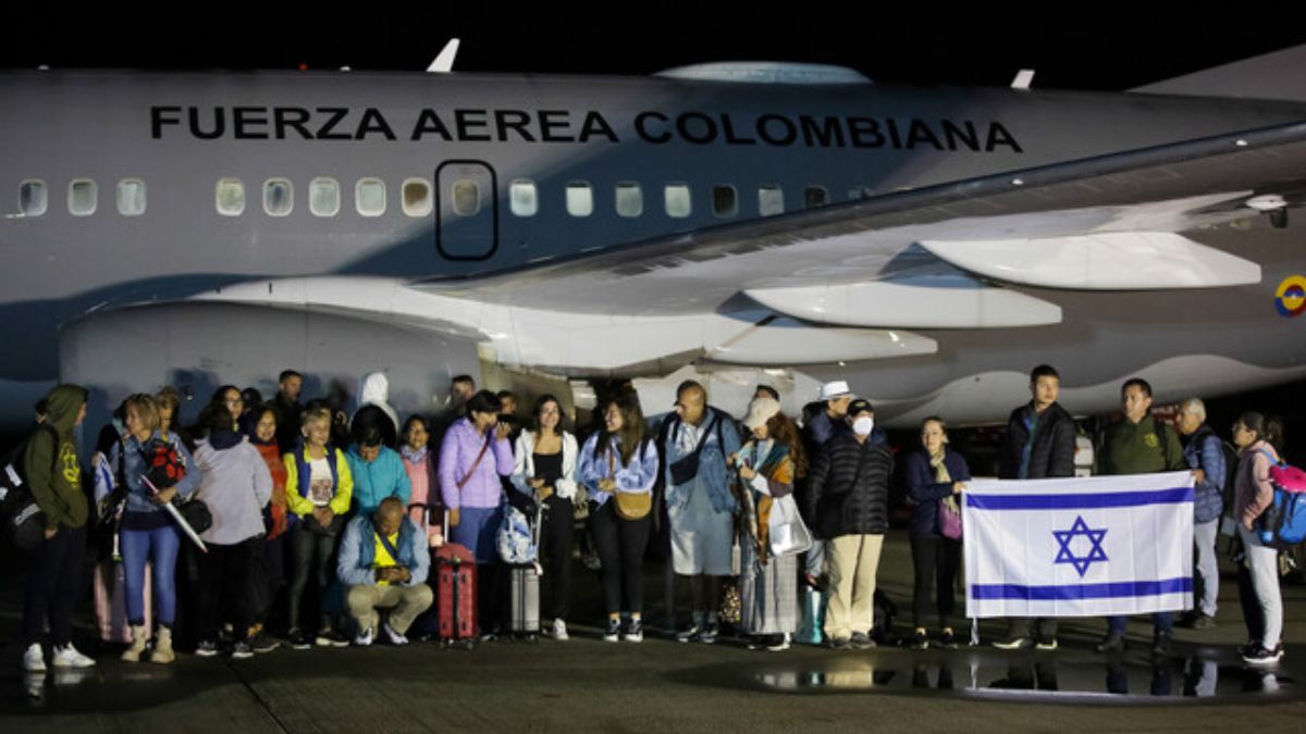 Así fue la llegada de los primeros 110 colombianos repatriados desde Israel Los primeros 110 colombianos que estaban en Israel llegaron en las últimas horas a Bogotá, en un vuelo humanitario de la Fuerza Aeroespacial Colombiana (FAC), tras 15 horas de viaje y dos escalas.
