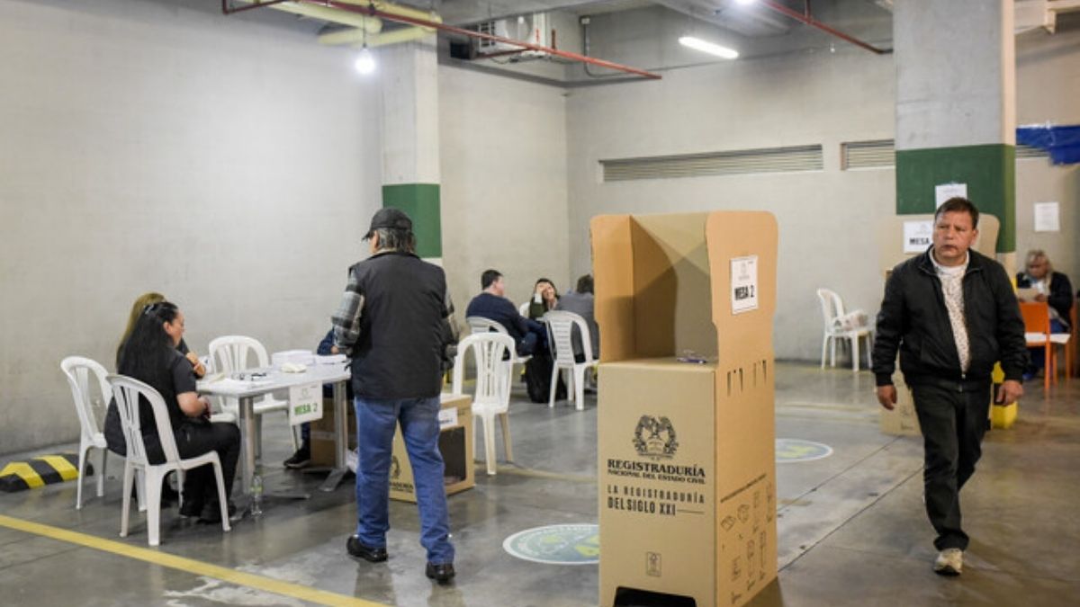 Lo que debe pasar para que haya segunda vuelta en elecciones a la Alcaldía Este 29 de octubre los colombianos mayores de edad ejercerán su derecho al voto en las elecciones regionales que tendrán un elemento innovador, la posibilidad de una segunda vuelta en Bogotá.