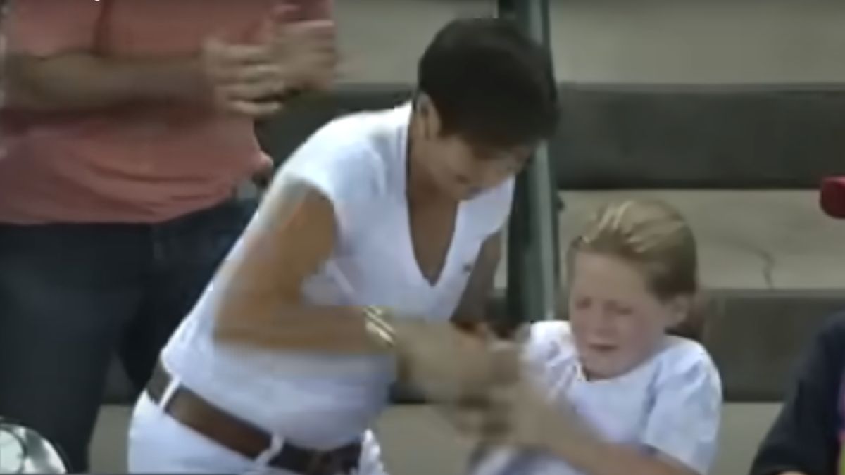 ¡Se busca! Mujer que le robó pelota a una niña es perseguida por los fans En un juego de béisbol en el Minute Maid Park de Houston, una misteriosa mujer ha causado conmoción al robar una pelota lanzada a una niña.