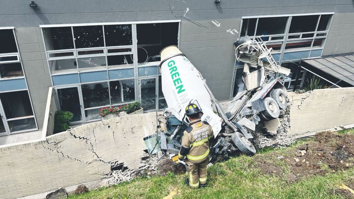 Camión mezclador se volcó contra un edificio en Usaquén Un camión mezclador se volcó y resultó impactando un edificio ubicado en Usaquén.