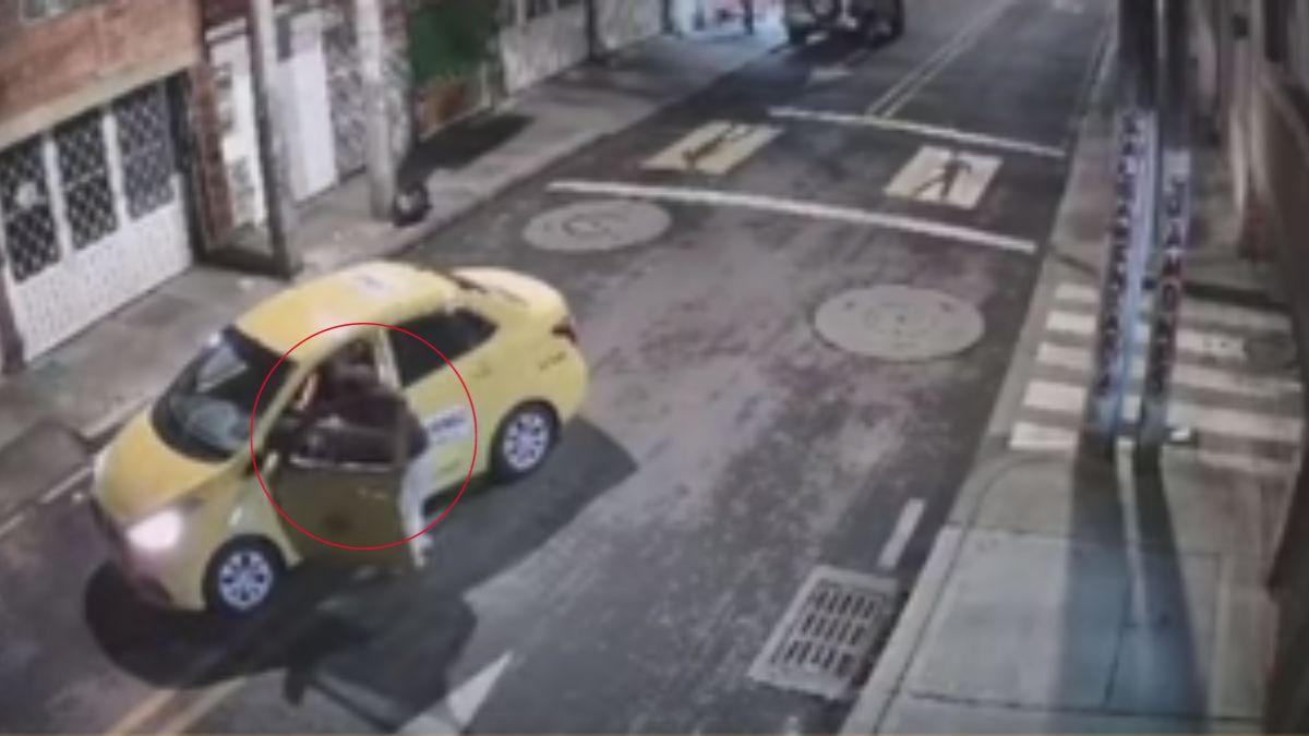 EN VIDEO: Indignante robo a un conductor en la Calle 13 En un video quedó registrado el momento en el que sujetos que se movilizan en bicicleta atracan a un conductor en la Av. carrera 68 con calle 13.
