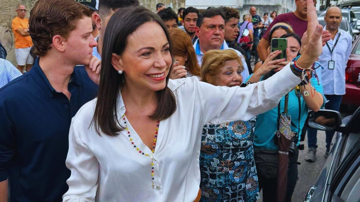 María Corina Machado, la liberal elegida para enfrentar a Maduro en 2024, en Venezuela A pesar de estar inhabilitada para ejercer cargos públicos, María Corina ganó las primarias de la oposición venezolana, convirtiéndose en la líder del movimiento antichavista que enfrentará a Nicolás Maduro en las elecciones de 2024.