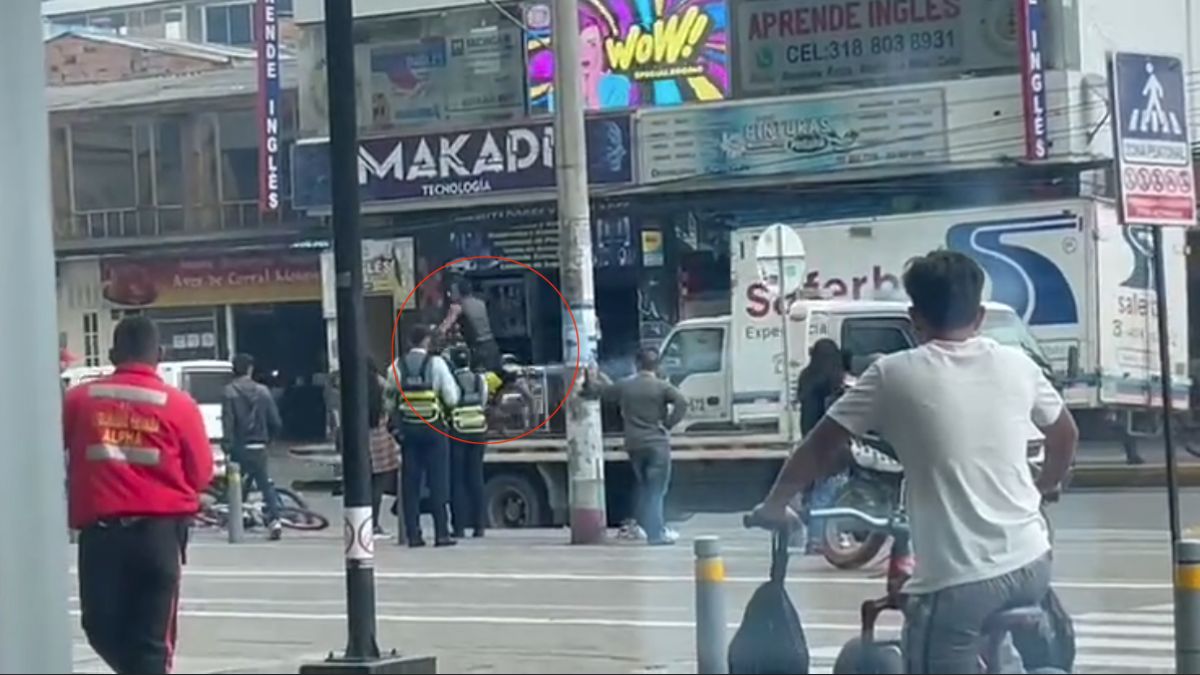 Con gran hazaña un hombre bajó su moto de la grúa Un hombre se vuelve viral por bajar a gran velocidad su moto de una grúa. El hecho se presentó en Mosquera (Cundinamarca).