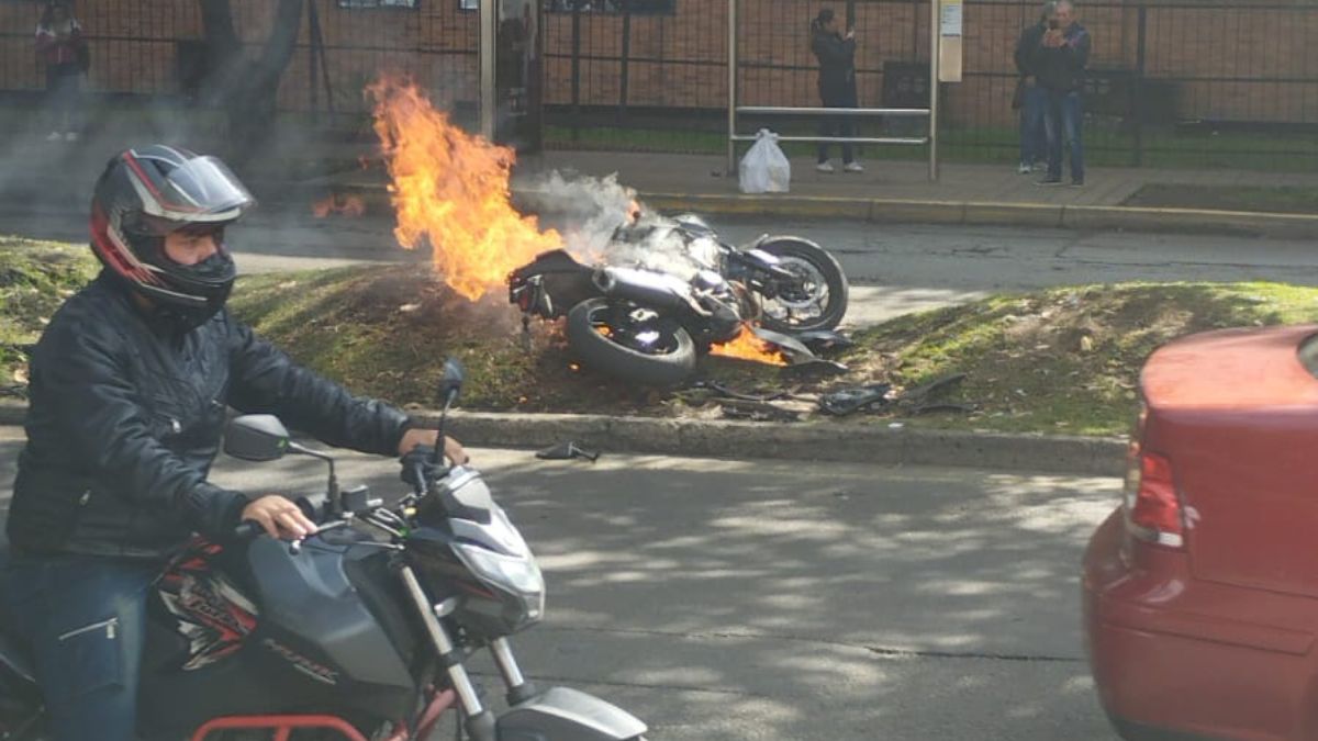 Ciudadanos incendian moto de un presunto ladrón en Suba En inmediaciones del centro comercial Bulevar Niza, habitantes habrían incendiado una moto que sería propiedad de un delincuente.