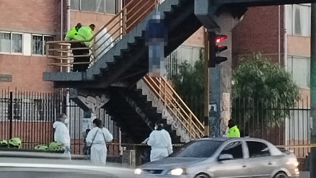 Hallan cuerpo suspendido en puente peatonal de El Tunal Con una escena aterradora se despertó esta mañana el barrio de El Tunal: hallaron el cuerpo de un hombre suspendido en un puente peatonal.