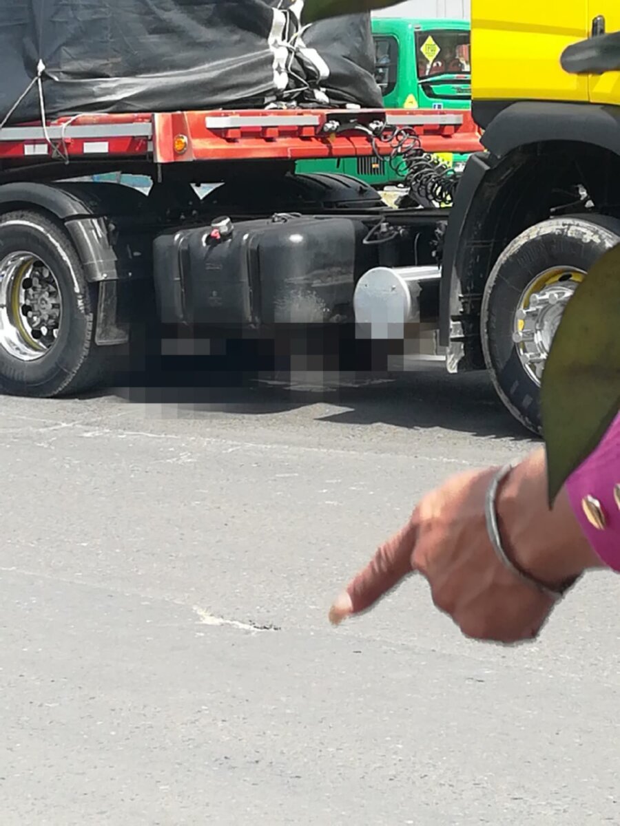 ÚLTIMA HORA: Motociclista murió tras ser arrollado por un tractocamión en Ciudad Bolívar Un motociclista falleció tras ser arrollado por un tractocamión en Ciudad Bolívar.
