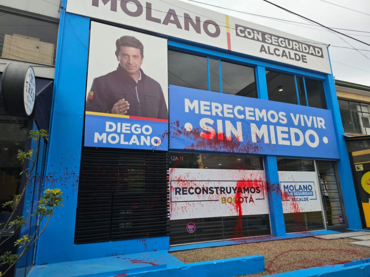 Vandalizan sede de campaña del candidato a la Alcaldía, Diego Molano Vándalos atacaron la sede de campaña del candidato a la Alcaldía de Bogotá, Diego Molano.