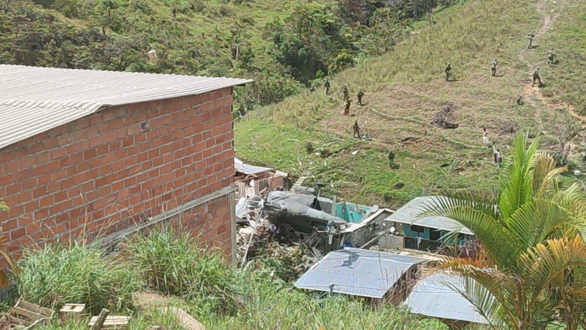 Helicóptero del Ejército cae y destruye una casa en Antioquia